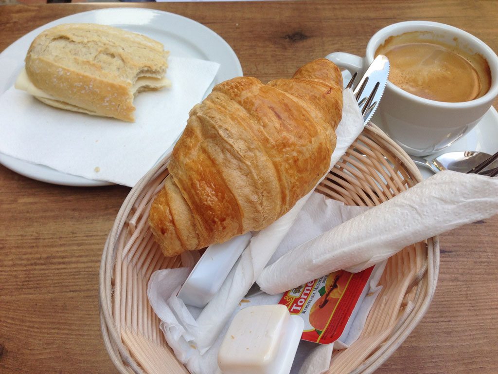 breakfast - simple - &copy; Tom Loewen | 14x3.de